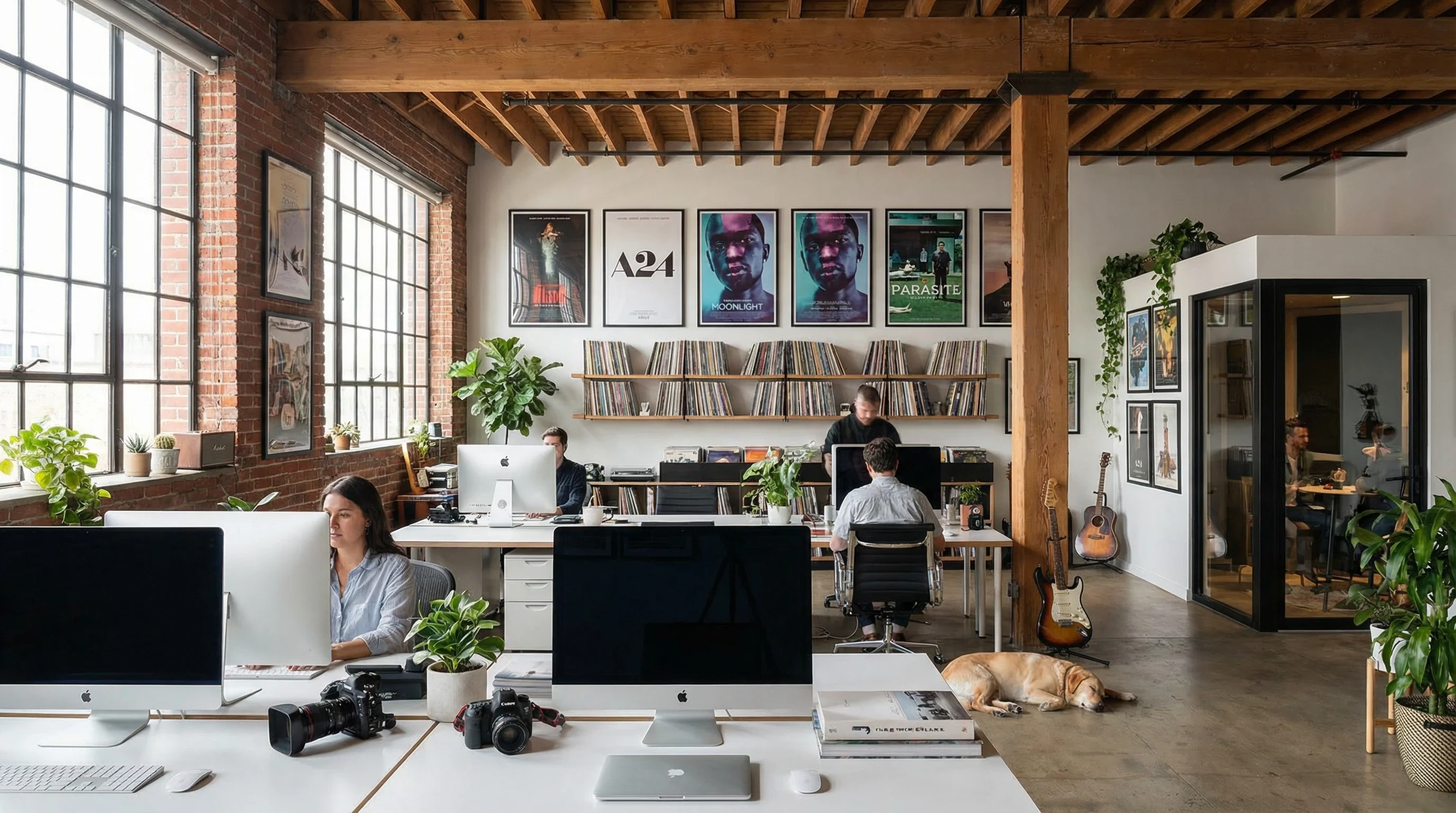 一起草编辑团队在创意办公空间中工作的场景